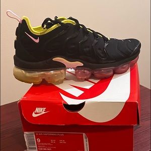 Womens Nike vapor max size 9